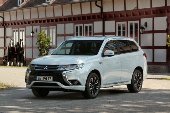 NOVEDADES IMPORTANTES EN EL NUEVO MITSUBISHI OUTLANDER PHEV MY17 NOVEDADES IMPORTANTES EN EL NUEVO MITSUBISHI OUTLANDER PHEV MY17