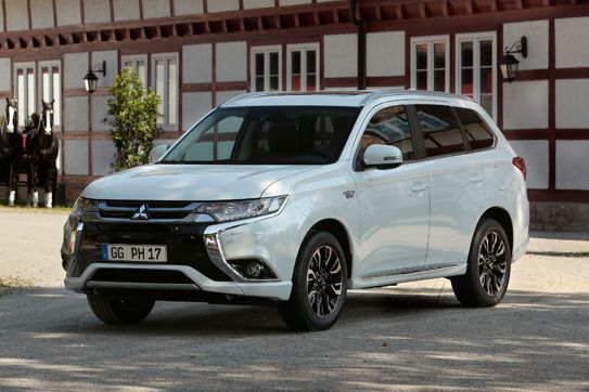 MITSUBISHI CIERRA 2016 CON RECORD DE VENTAS. EL OUTLANDER PHEV, EL ELÉCTRICO MÁS VENDIDO EN ESPAÑA MITSUBISHI CIERRA 2016 CON RECORD DE VENTAS. EL OUTLANDER PHEV, EL ELÉCTRICO MÁS VENDIDO EN ESPAÑA