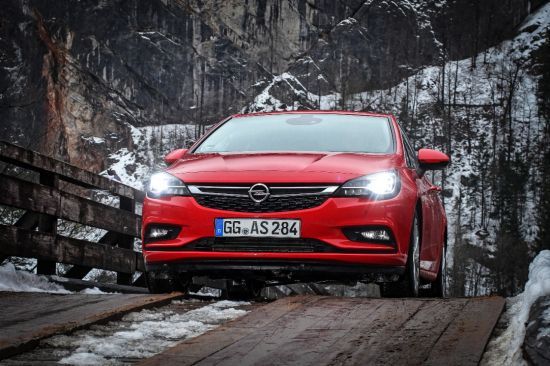 El Opel Astra y el sistema IntelliLux LED® conquistan a los clientes El Opel Astra y el sistema IntelliLux LED® conquistan a los clientes