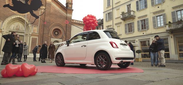 En el Día de San Valentín, el Fiat 500 juega a ser Cupido En el Día de San Valentín, el Fiat 500 juega a ser Cupido