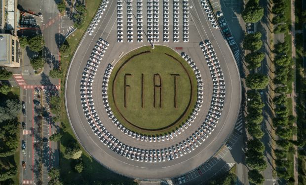 Fiat y Esselunga han establecido un nuevo récord Guinness: 1495 vehículos Fiat 500 entregados en menos de 48 horas Fiat y Esselunga han establecido un nuevo récord Guinness: 1495 vehículos Fiat 500 entregados en menos de 48 horas