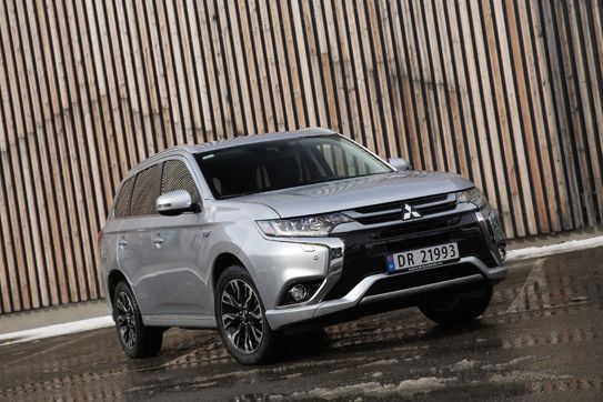 APROVECHA EL PLAN MOVEA Y CONSIGUE YA UN MITSUBISHI OUTLANDER PHEV POR 35.370 EUROS APROVECHA EL PLAN MOVEA Y CONSIGUE YA UN MITSUBISHI OUTLANDER PHEV POR 35.370 EUROS