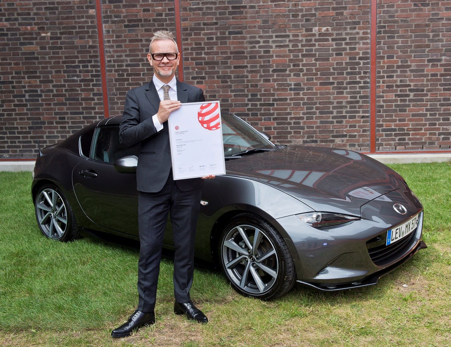 EL MAZDA MX-5 RF RECIBE EL PREMIO DE DISEÑO RED DOT EL MAZDA MX-5 RF RECIBE EL PREMIO DE DISEÑO RED DOT