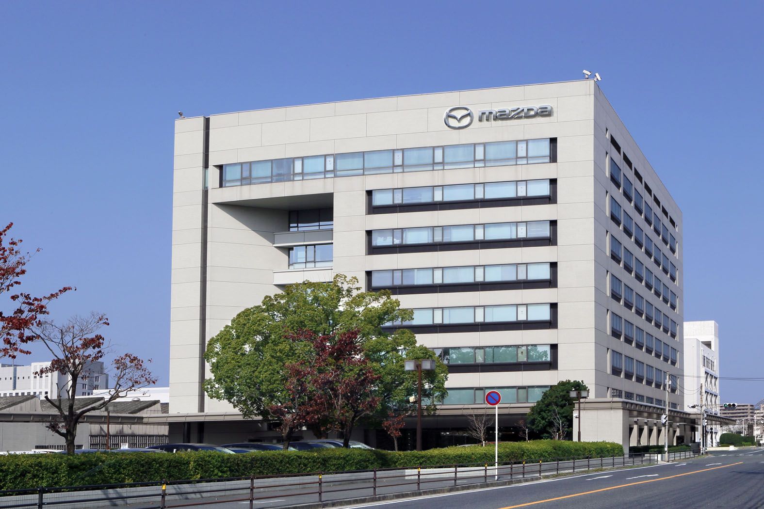TOYOTA Y MAZDA FIRMAN UNA ALIANZA DE NEGOCIO TOYOTA Y MAZDA FIRMAN UNA ALIANZA DE NEGOCIO