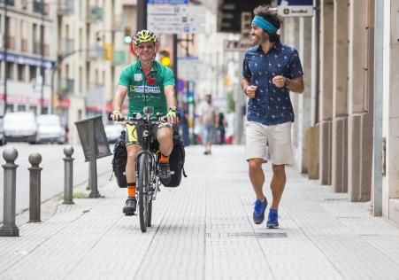 FERNANDO MORENO, ‘EL HÉROE DE LA FELICIDAD’ QUE CONVIERTE SU CAMINO DE SANTIAGO EN JUGUETES FERNANDO MORENO, ‘EL HÉROE DE LA FELICIDAD’ QUE CONVIERTE SU CAMINO DE SANTIAGO EN JUGUETES