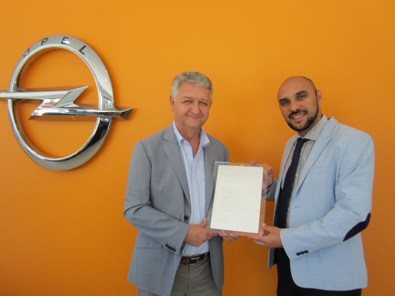 VARA DE QUART RECIBE EL PREMIO CONCESIONARIO OPEL DEL AÑO 2013 VARA DE QUART RECIBE EL PREMIO CONCESIONARIO OPEL DEL AÑO 2013