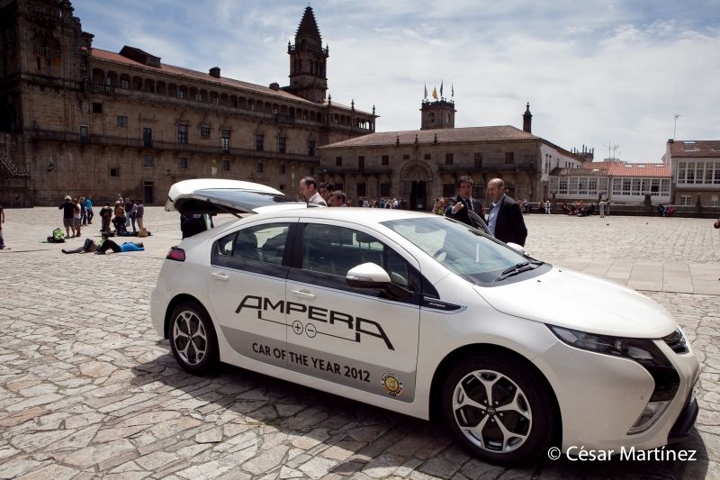 El Opel Ampera llega a la Plaza del Obradoiro El Opel Ampera llega a la Plaza del Obradoiro