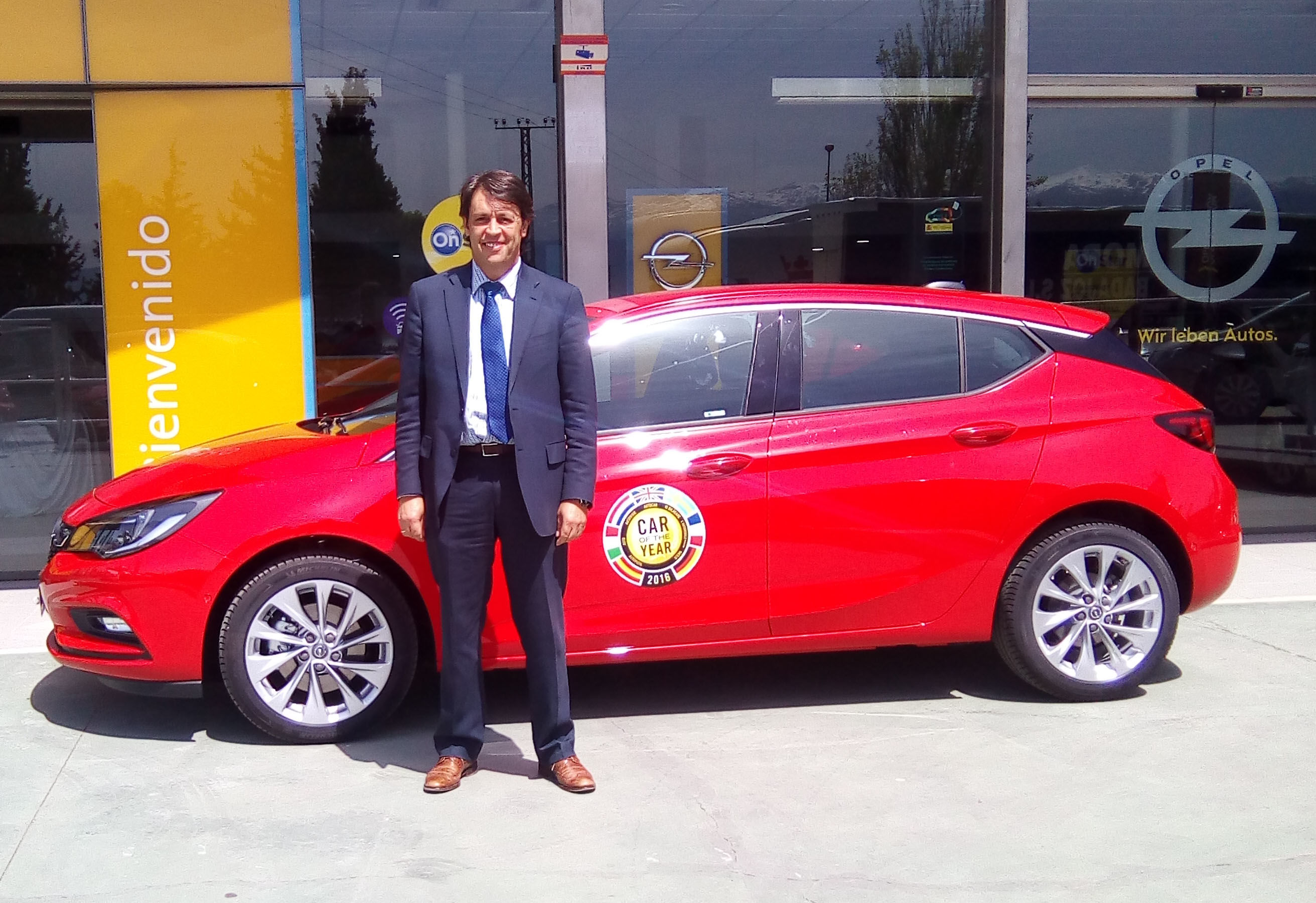 Nuevo Opel Astra. Los ojos de Autiberia y de Paolo, Jefe de Ventas. Nuevo Opel Astra. Los ojos de Autiberia y de Paolo, Jefe de Ventas.