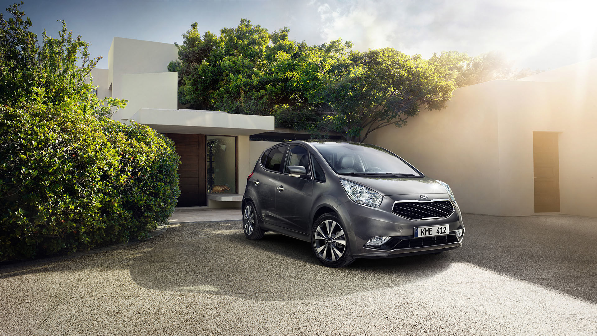 KIA VENGA. A MEDIO CAMINO ENTRE UN MONOVOLUMEN Y UN COMPACTO. KIA VENGA. A MEDIO CAMINO ENTRE UN MONOVOLUMEN Y UN COMPACTO.